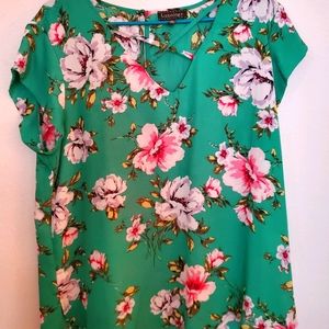 NWOT LUXOLOGY GREEN FLORAL SHORT SLEEVE BLOUSE